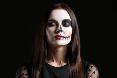 Cadılar Bayramı için koyu arka plan üzerine giymiş kadın güzel