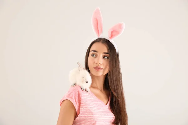 Красивая Молодая Женщина Кроличьими Ушами Милым Кроликом Светлом Фоне — стоковое фото