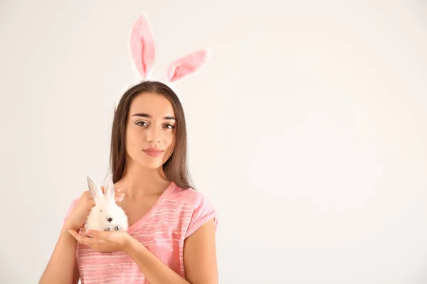 Schöne Junge Frau Mit Hasenohren Und Niedlichen Kaninchen Auf Hellem — Stockfoto