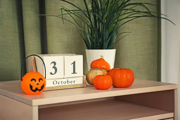 Kreatives Dekor Für Halloween Und Kalender Auf Dem Tisch Zimmer — Stockfoto