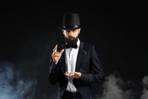 Kouzelník Ukazuje Triky Kouři Tmavém Pozadí — Stock fotografie