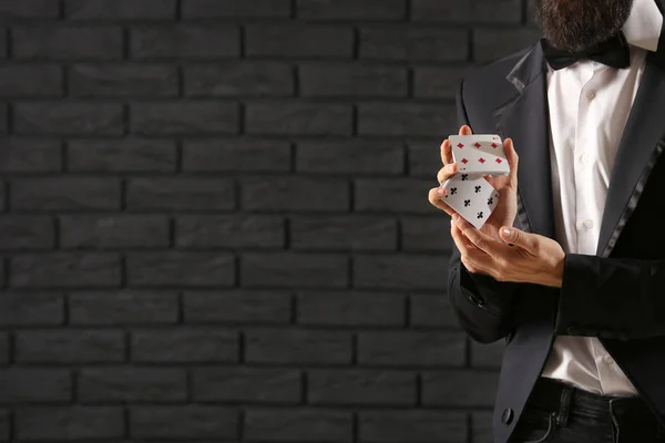 Magicien Avec Des Cartes Contre Mur Briques Sombres — Photo