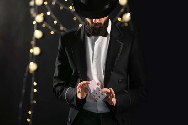Kouzelník Ukazuje Triky Kartami Tmavém Pozadí — Stock fotografie