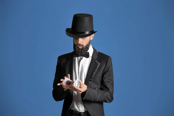 Kouzelník Ukazuje Triky Kartami Barvu Pozadí — Stock fotografie