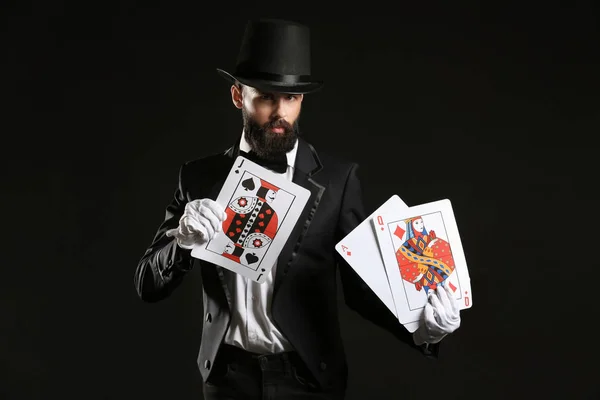 Magicien Avec Des Cartes Sur Fond Sombre — Photo