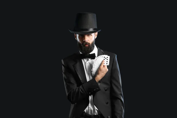 暗い背景上のカードのトリックを示すの魔術師 — ストック写真