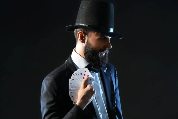 暗い背景のカードを持つ魔術師 — ストック写真