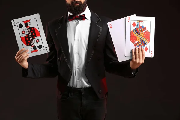 Magicien Avec Des Cartes Sur Fond Sombre — Photo