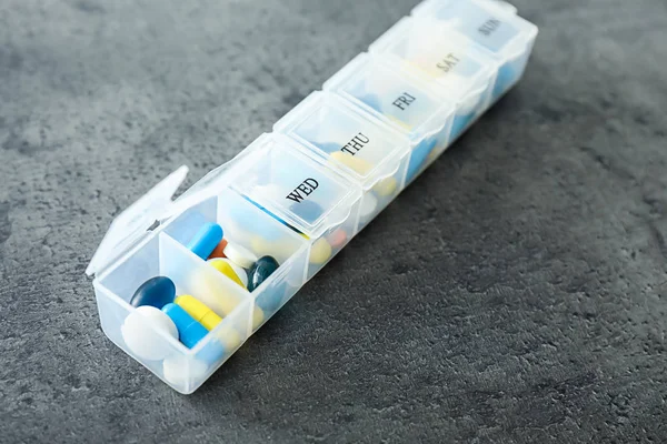 Conteneur Plastique Avec Différentes Pilules Sur Table Grise — Photo