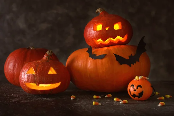Calabazas Halloween Con Caramelos Sobre Fondo Oscuro — Foto de Stock
