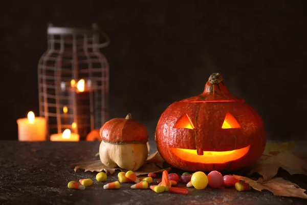 Halloween Kürbis Mit Bonbons Auf Dunklem Hintergrund — Stockfoto
