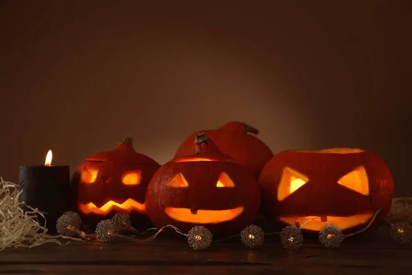 Calabazas Halloween Con Guirnalda Mesa Madera — Foto de Stock