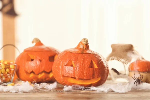 Halloween Kürbisse Auf Holztisch — Stockfoto