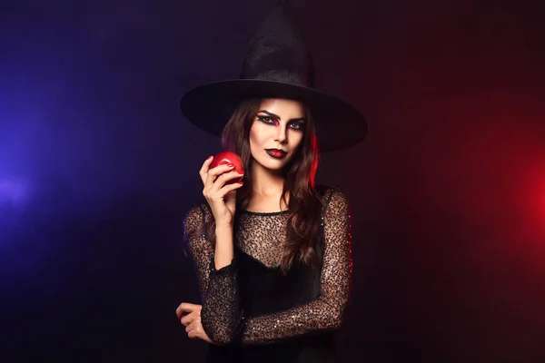 Belle Femme Habillée Sorcière Pour Halloween Avec Pomme Sur Fond — Photo