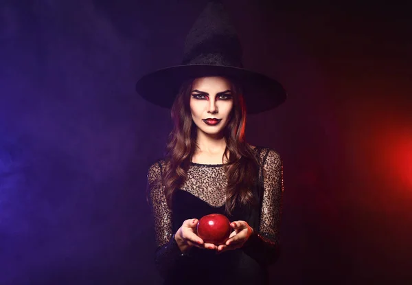 Hermosa Mujer Vestida Bruja Para Halloween Con Manzana Sobre Fondo —  Fotos de Stock