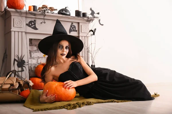 Mooie Vrouw Verkleed Als Heks Kamer Ingericht Voor Halloween — Stockfoto