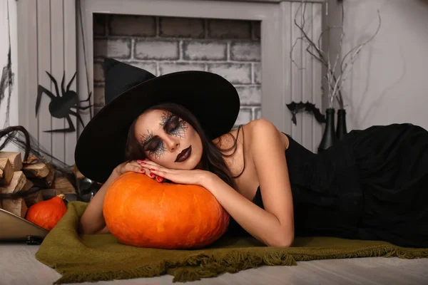 Mooie Vrouw Verkleed Als Heks Kamer Ingericht Voor Halloween — Stockfoto