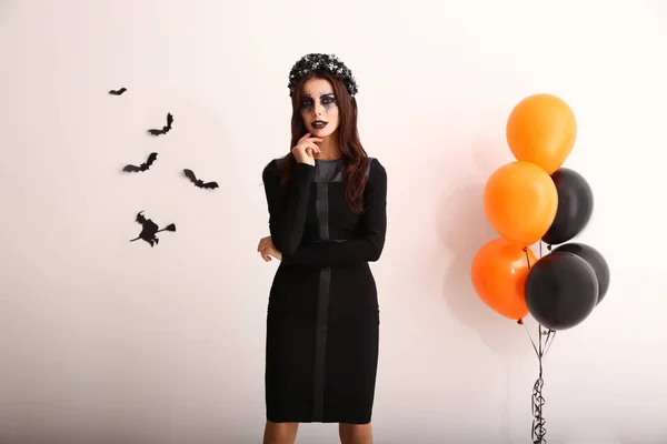 Mooie Vrouw Gekleed Voor Halloween Buurt Van Licht Muur Ingericht — Stockfoto