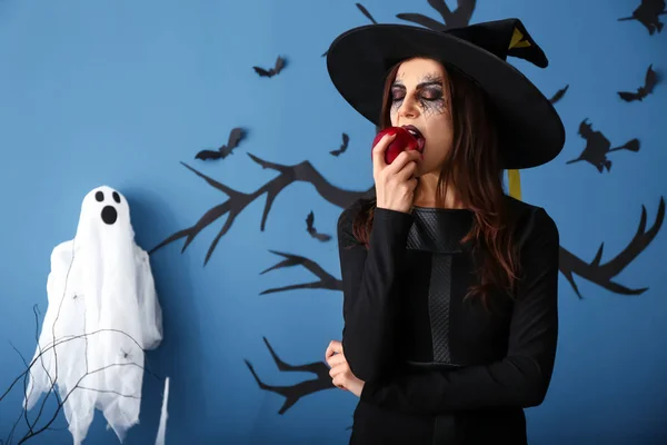 Piękna Kobieta Ubrana Jak Czarownica Halloween Stojący Pobliżu Ściany Zdobione — Zdjęcie stockowe