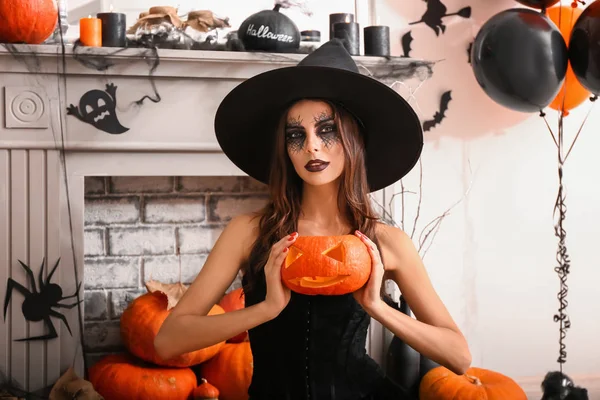 Vacker Kvinna Klädd Som Häxa Rum Inrett För Halloween — Stockfoto