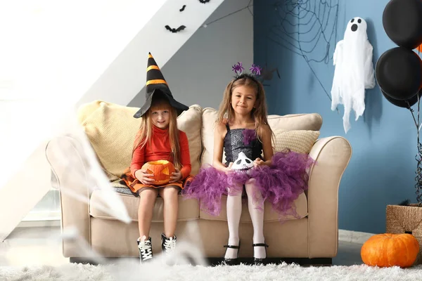 Meninas Bonitos Trajes Halloween Casa — Fotografia de Stock