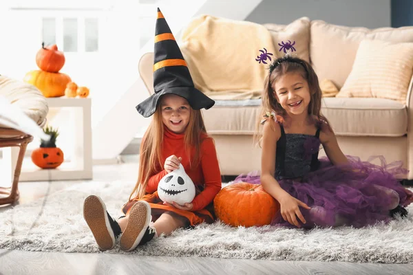 Leuke Kleine Meisjes Halloween Kostuums Thuis — Stockfoto