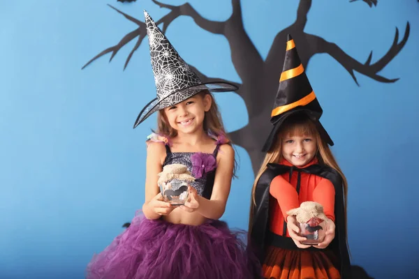 Meninas Bonitos Vestidas Como Bruxas Para Halloween Contra Parede Cor — Fotografia de Stock