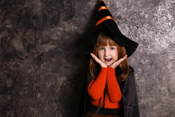 Carina Bambina Vestita Strega Halloween Vicino Muro Scuro — Foto Stock