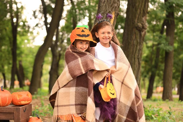 Söta Små Flickor Klädda För Halloween Höst Park — Stockfoto