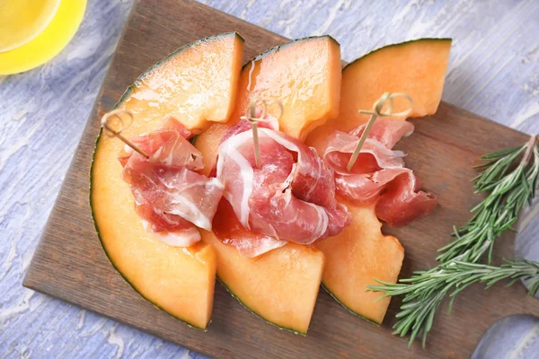 Holzbrett Mit Köstlicher Melone Und Prosciutto Auf Dem Tisch Draufsicht — Stockfoto