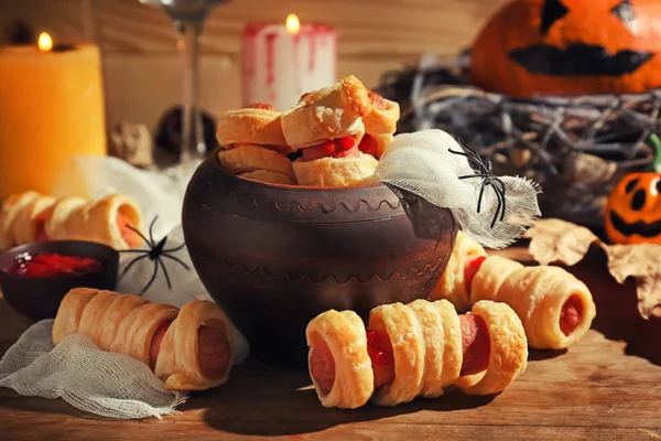 Kreatywne Jedzenie Przygotowywane Dla Halloween Party Drewnianym Stole — Zdjęcie stockowe