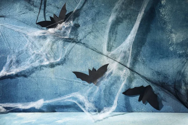 纸蝙蝠与网作为装饰为万圣节党在灰色墙壁上 — 图库照片