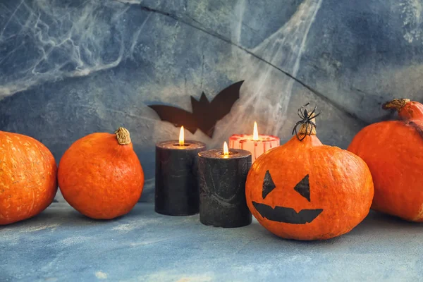 Kreative Dekorationen Für Halloween Party Der Nähe Der Grauen Wand — Stockfoto