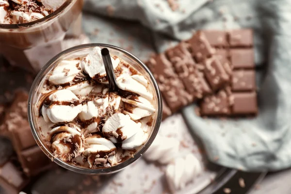 Vasos Chocolate Caliente Con Malvaviscos Bandeja Primer Plano — Foto de Stock