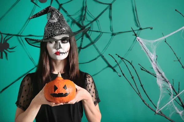 Mulher Bonita Vestida Como Bruxa Para Halloween Com Abóbora Perto — Fotografia de Stock