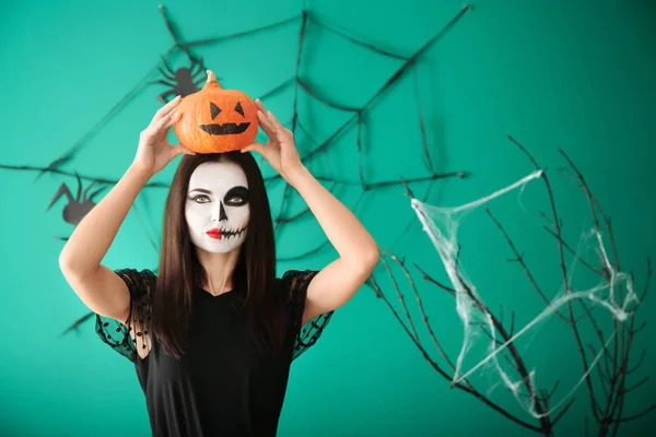 Hermosa Mujer Vestida Para Halloween Con Calabaza Pie Cerca Pared —  Fotos de Stock