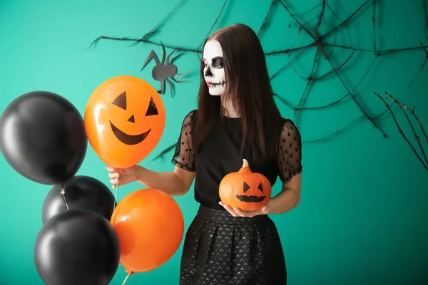 Mooie Vrouw Gekleed Voor Halloween Met Pompoen Ballonnen Permanent Buurt — Stockfoto