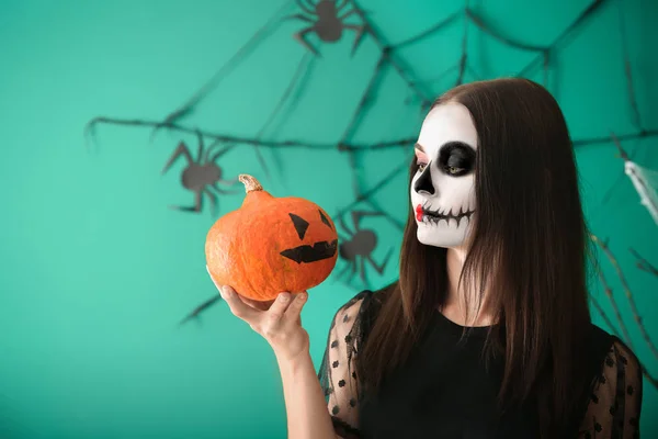 Gyönyörű Öltözve Halloween Tök Álló Díszített Fal Közelében — Stock Fotó