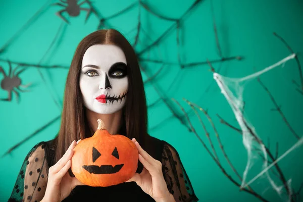 Hermosa Mujer Vestida Para Halloween Con Calabaza Pie Cerca Pared —  Fotos de Stock