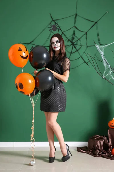 Mulher Bonita Vestida Para Halloween Com Balões Perto Parede Decorada — Fotografia de Stock