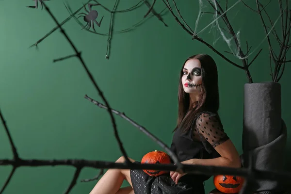 Krásná Žena Oblečená Pro Halloween Poblíž Barevná Stěna — Stock fotografie