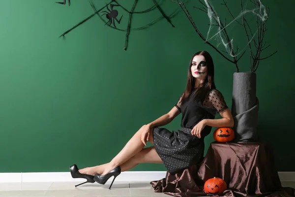 Hermosa Mujer Vestida Para Halloween Sentado Cerca Pared Color — Foto de Stock