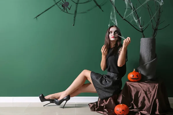 Belle Femme Habillée Pour Halloween Assis Près Mur Couleur — Photo