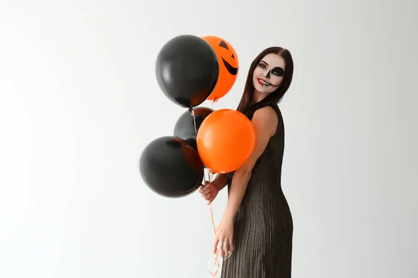 Vacker Kvinna Med Halloween Smink Och Ballonger Ljus Bakgrund — Stockfoto