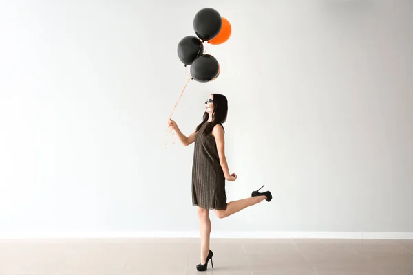 Mooie Vrouw Met Halloween Make Ballonnen Buurt Van Lichte Muur — Stockfoto