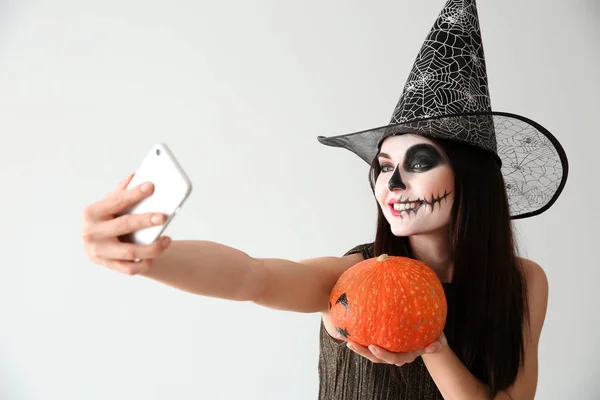 Gyönyörű Öltözve Mint Boszorkány Halloween Tök Figyelembe Véve Selfie Könnyű — Stock Fotó