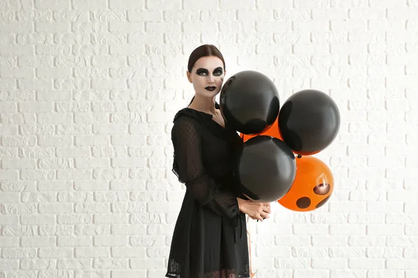Mulher Bonita Vestida Para Halloween Com Balões Perto Parede Tijolo — Fotografia de Stock