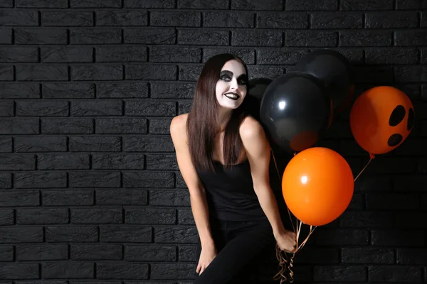 Mulher Bonita Com Maquiagem Halloween Balões Perto Parede Tijolo Escuro — Fotografia de Stock