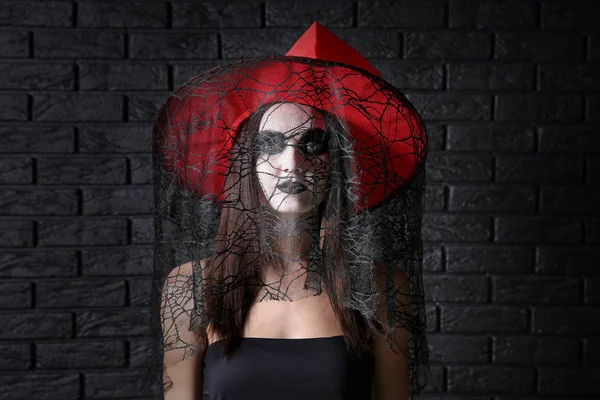 Schöne Frau Verkleidet Als Hexe Für Halloween Auf Dunklem Hintergrund — Stockfoto