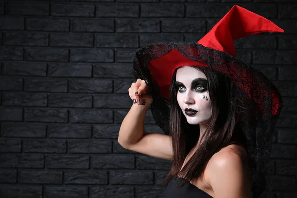 Mooie Vrouw Verkleed Als Heks Voor Halloween Met Toverstaf Donkere — Stockfoto